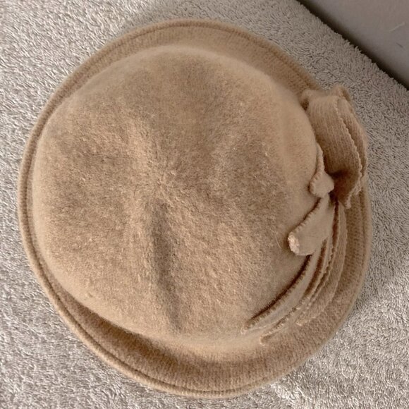D&y Tan Beige Wool Cloche Hat With Flower Decoration - Picture 7 of 11